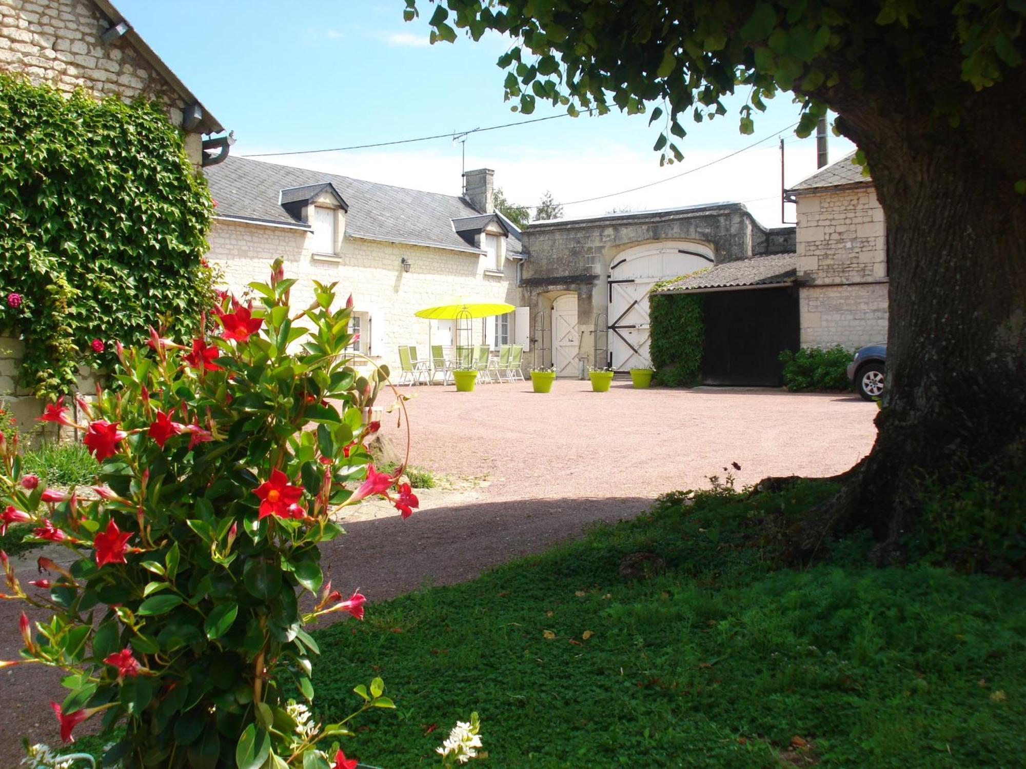 Les Roulottes De Cuzay Villa Roiffé Екстериор снимка